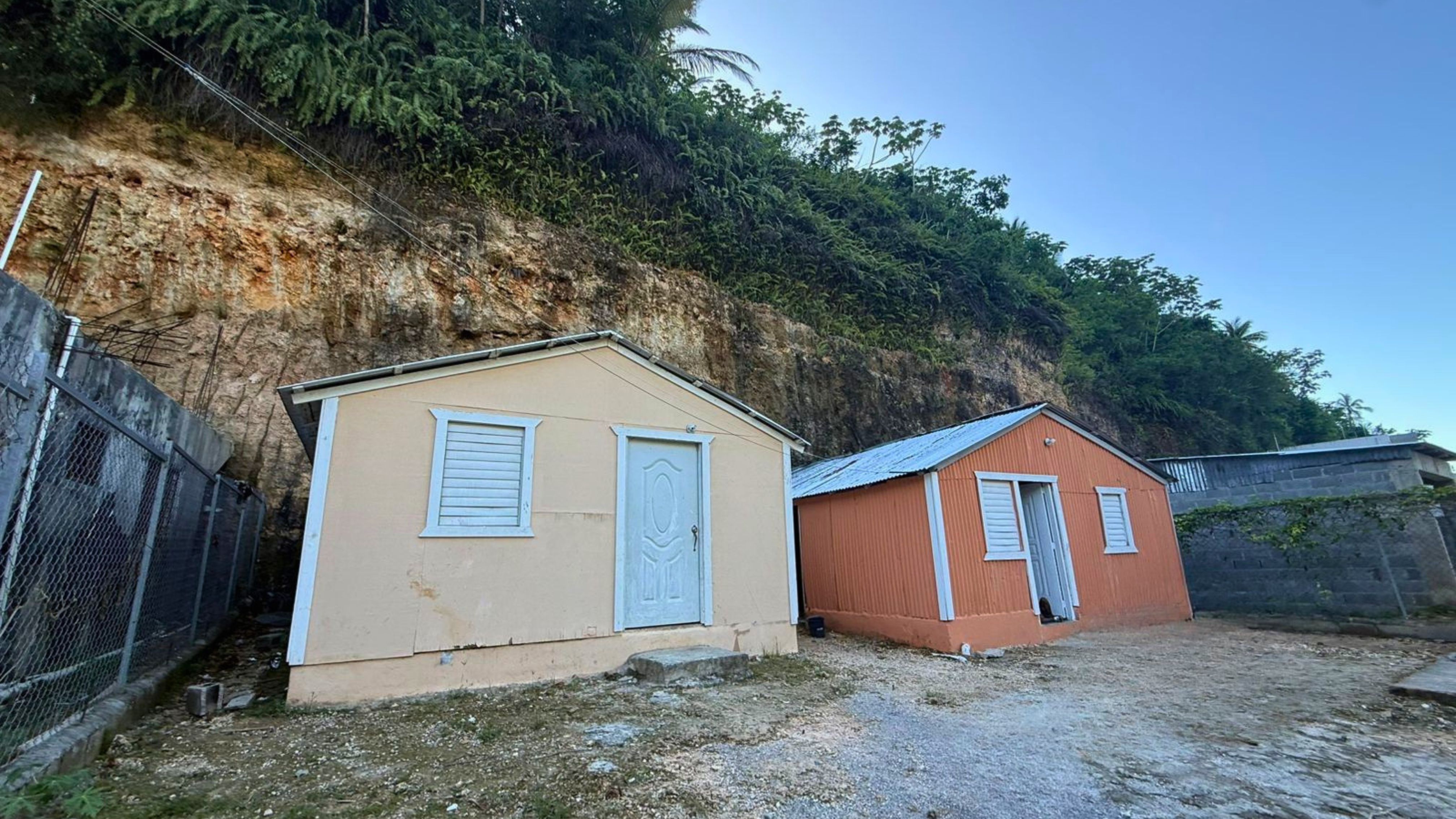 Terrain avec deux maisons dominicaines à vendre à Las Terrenas