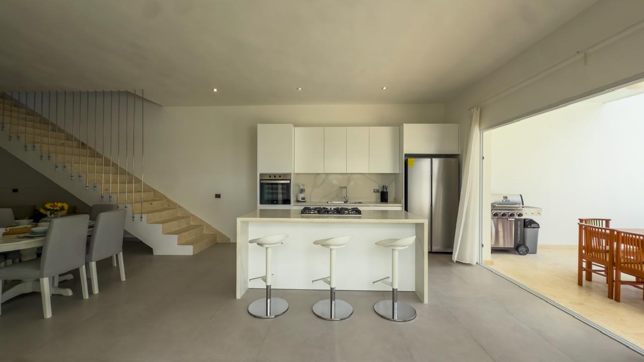Villa de estilo moderno con jardín y piscina propios