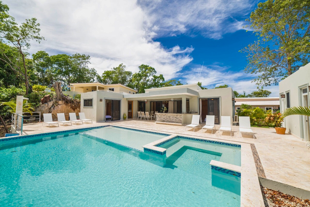 Villa Sunseeker Elegant 4 Bedroom Tropical Home with Pool & Outdoor Bar