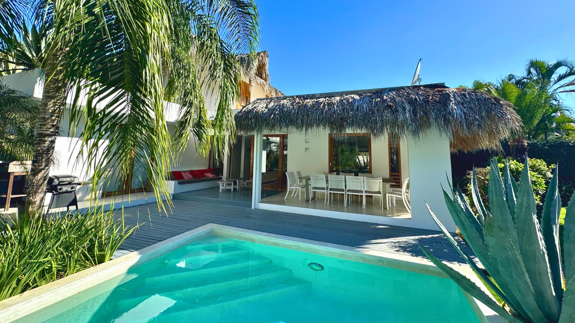 Amplia villa de 4 dormitorios con piscina privada y bungalow, a pocos minutos de Playa Las Ballenas