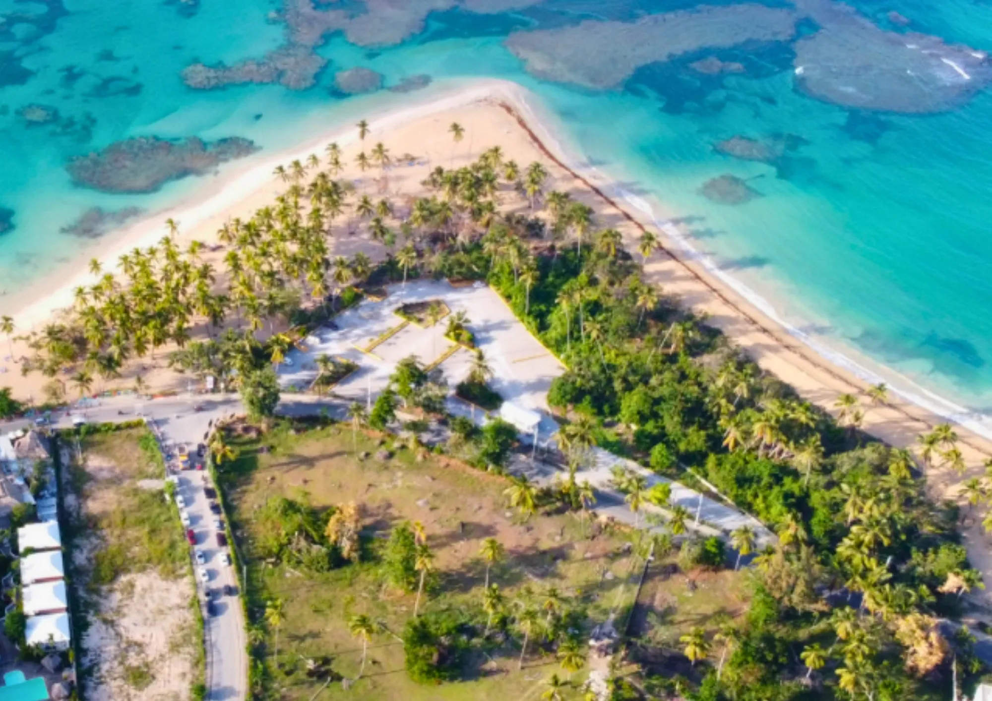 Amplios terrenos privilegiados para desarrolladores, directamente frente al mar