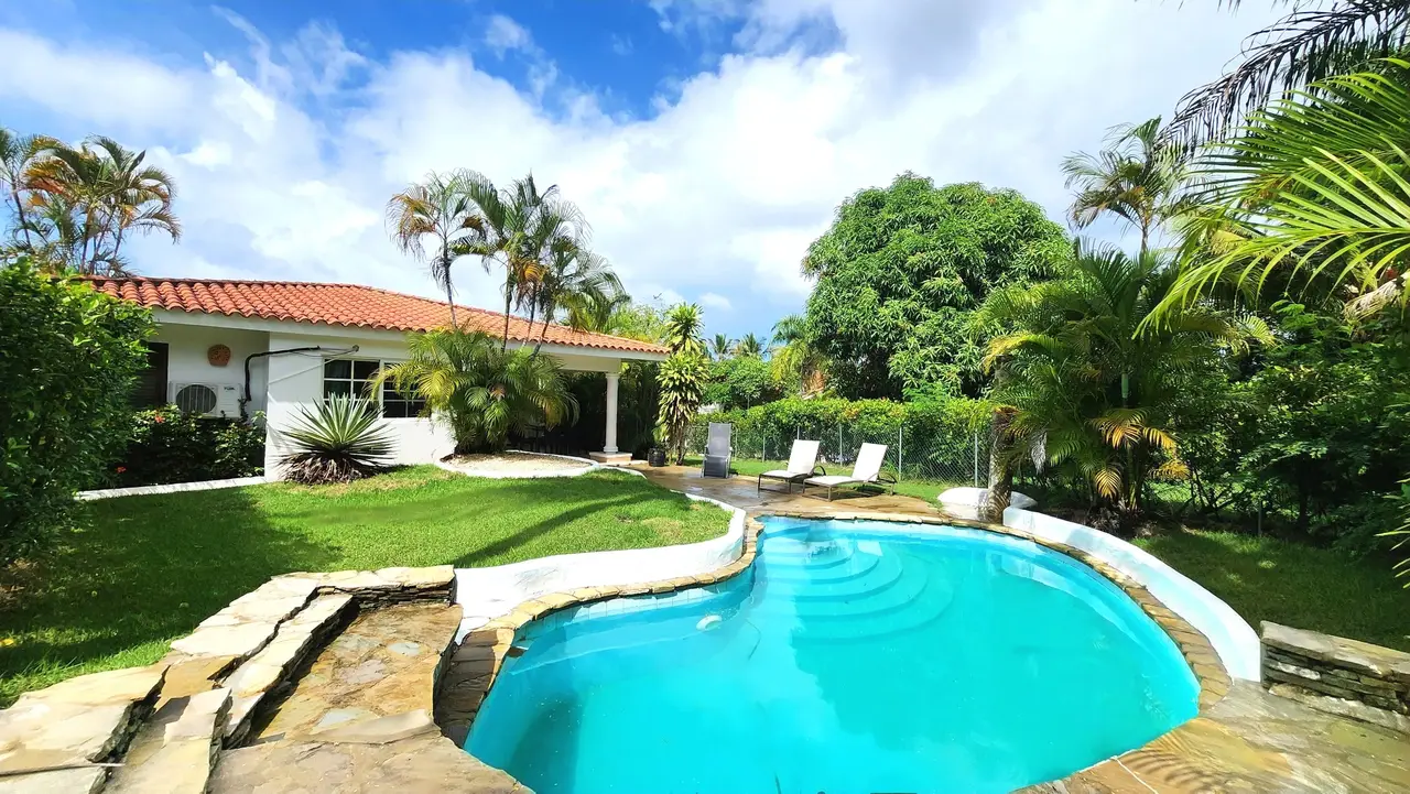 Villa with Private Pool and Spacious Plot of land