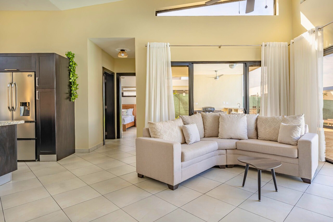Villa Sunbreeze – Modern 2-Bedroom Home with Pool & Outdoor Bar in Casa Linda