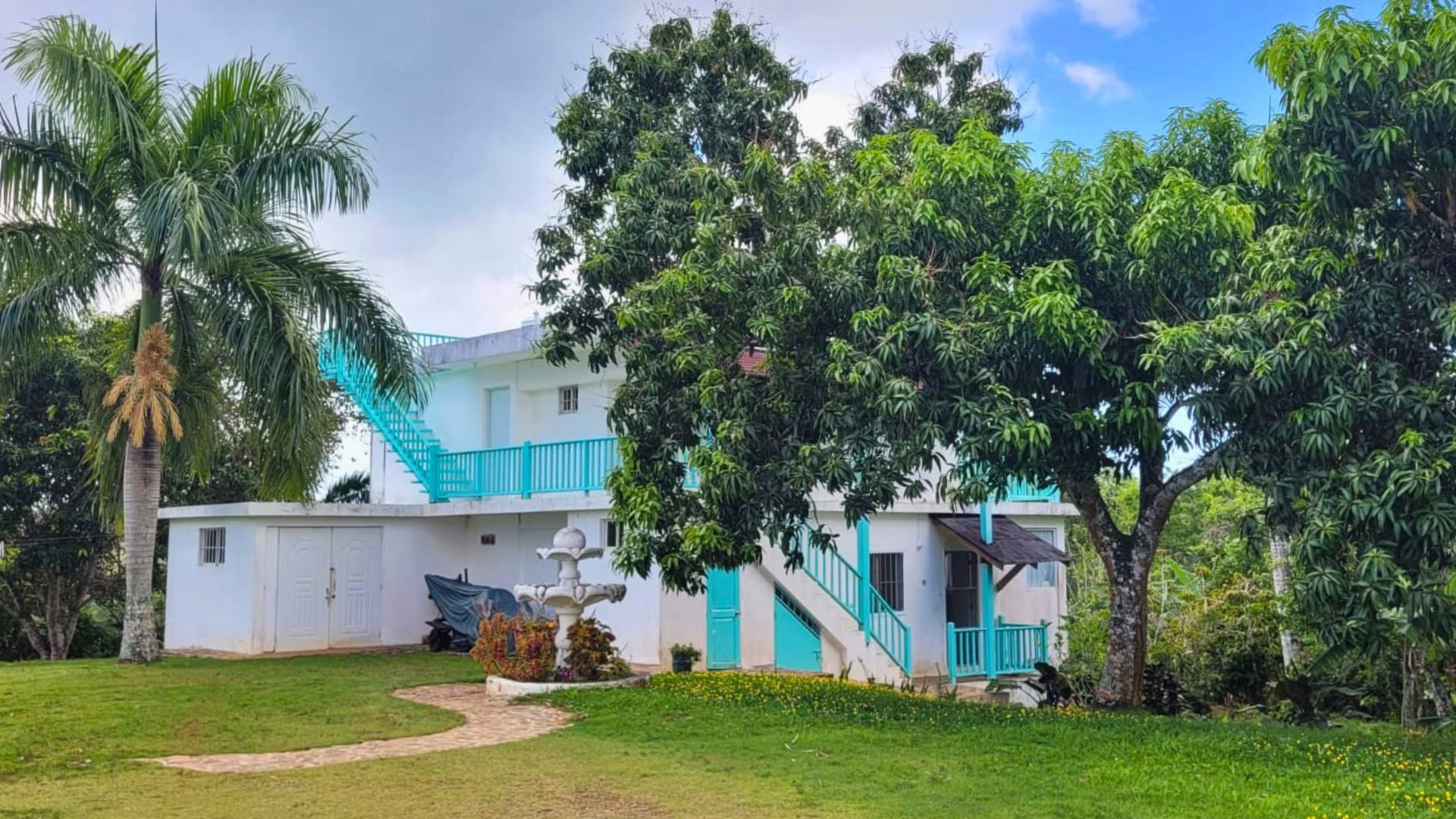 Casa en lo alto de una colina con 3 dormitorios, vistas a la selva, terraza en la azotea y cocina exterior