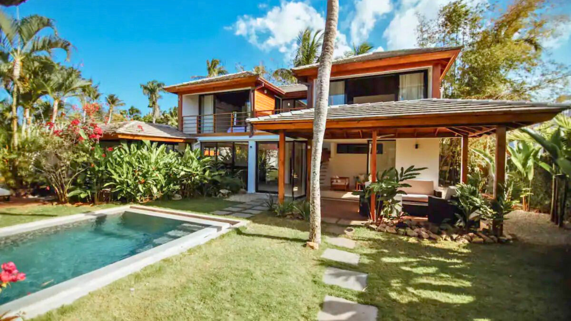 Tropical 4-Bedroom Villa with Pool Minutes from Playa Ballenas