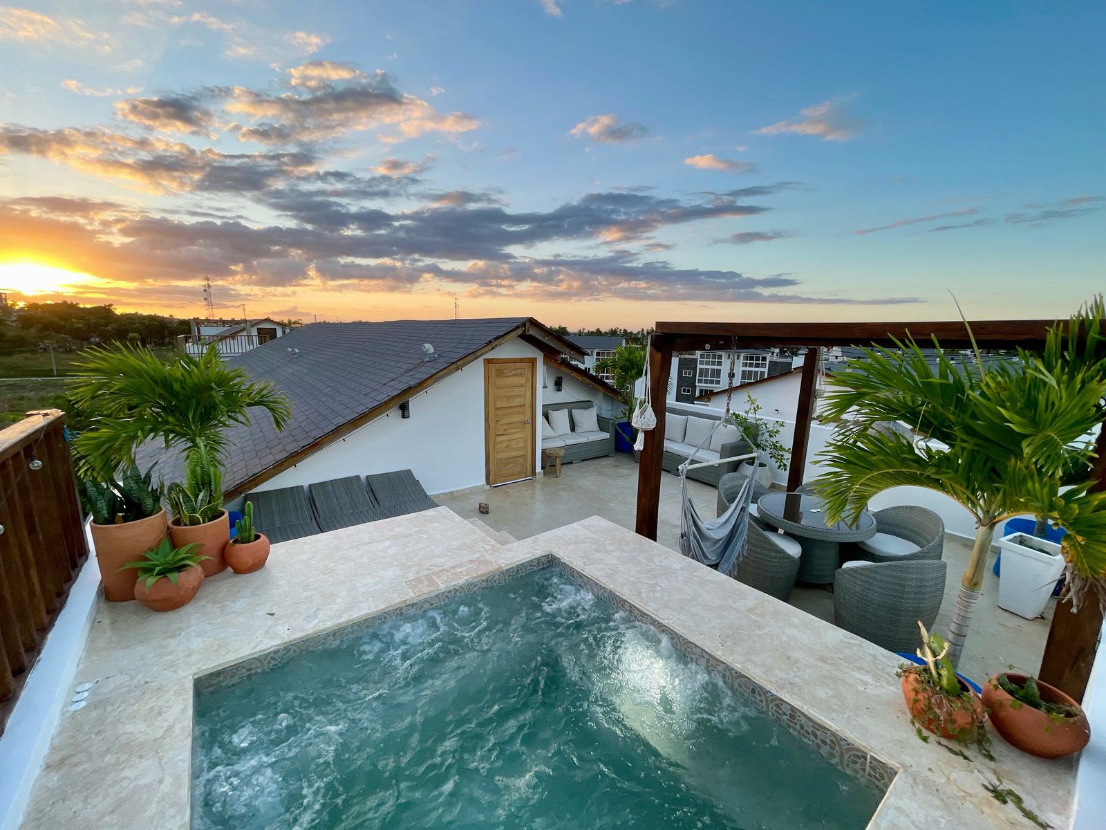 3-Bedroom Penthouse with Private Jacuzzi on Punta Popy 