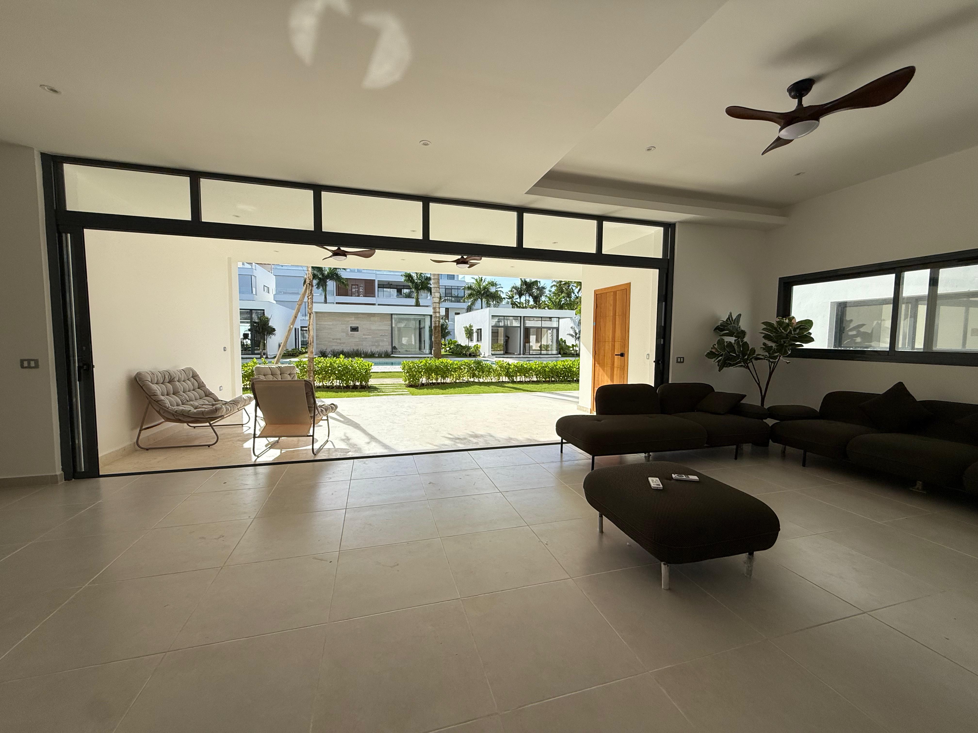 Amplio y elegante apartamento de 2 habitaciones en una residencia frente al mar con vistas al océano