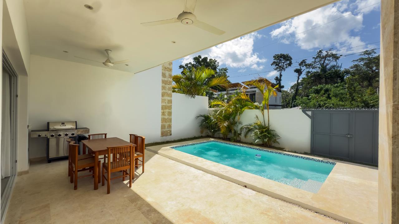 Villa de estilo moderno con jardín y piscina propios