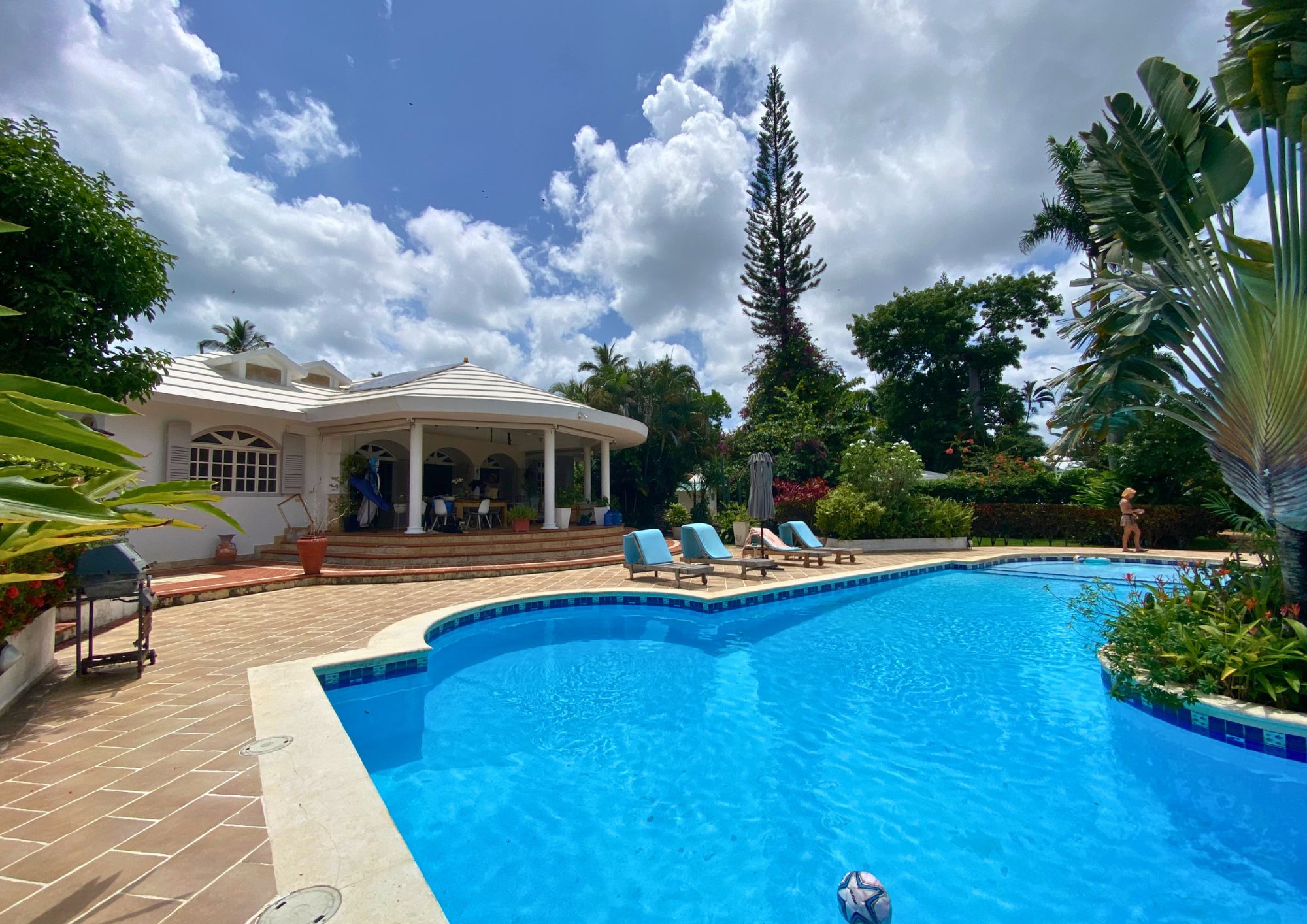 Villa fabulosa en un hermoso jardín y en una ubicación céntrica.