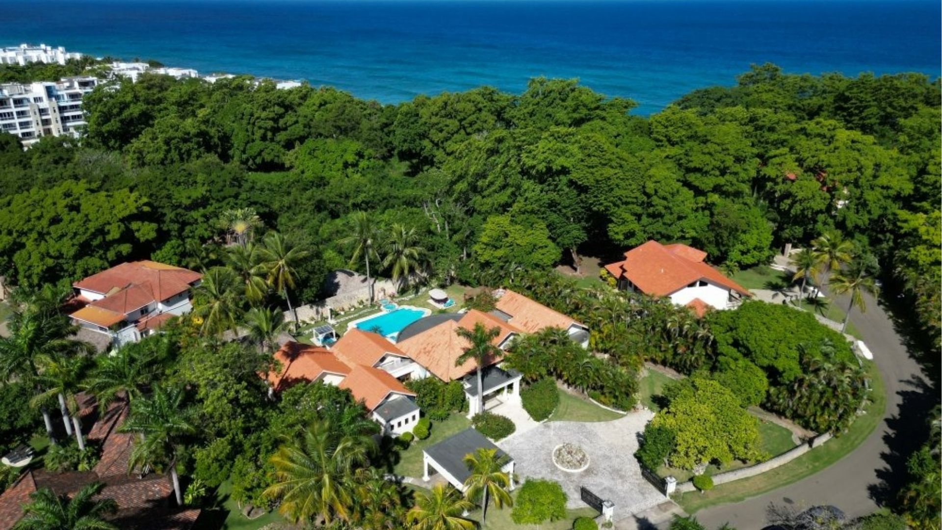 Spacious 5-Bed Villa with Pool, Jacuzzi & Garden Oasis
