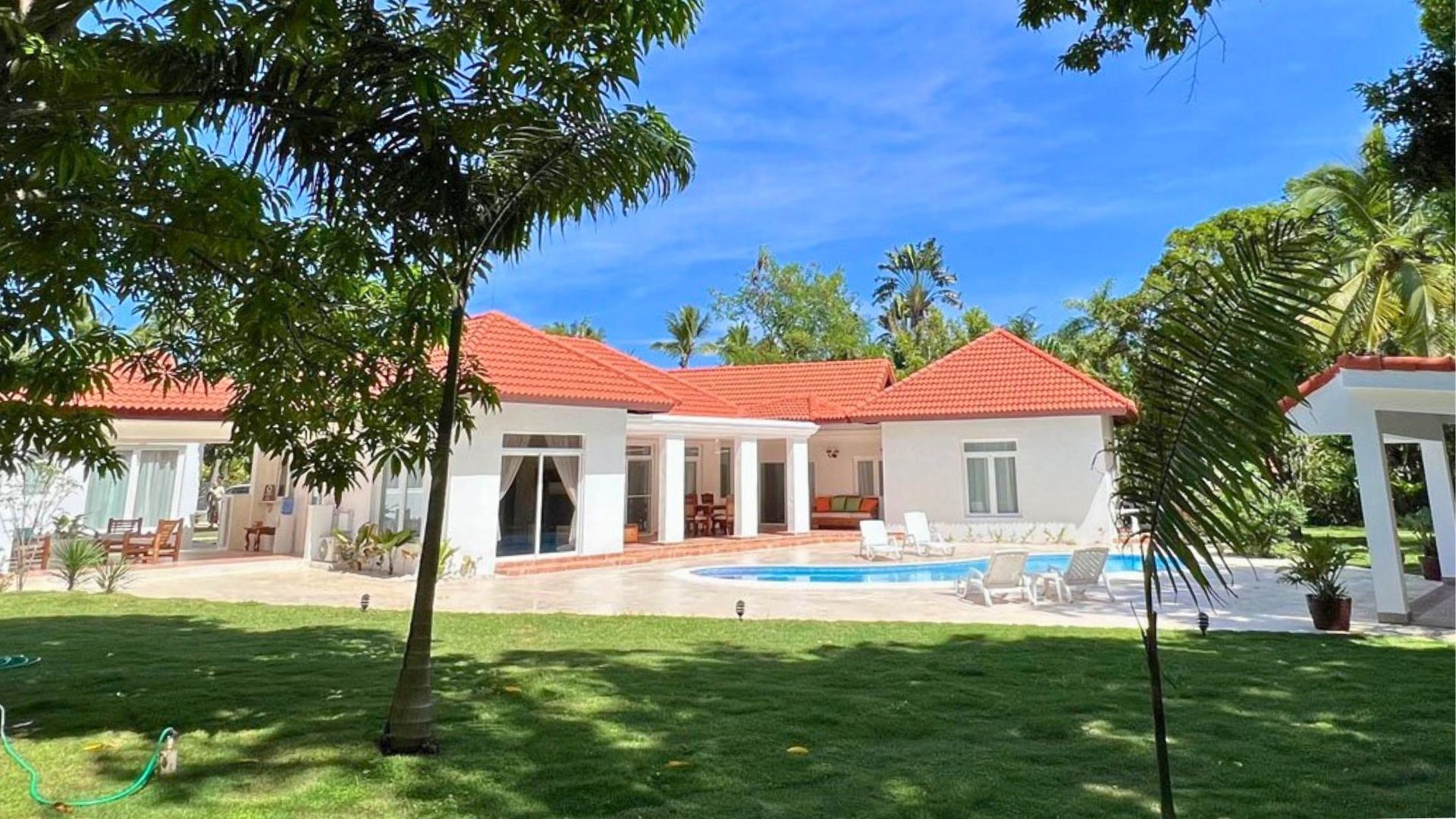 Amplia vida caribeña con casa de huéspedes y piscina