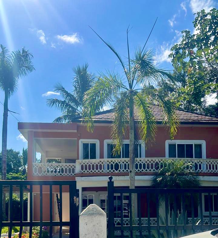 Villa clé en main de 3 logements avec piscine et revenus locatifs à Cabarete