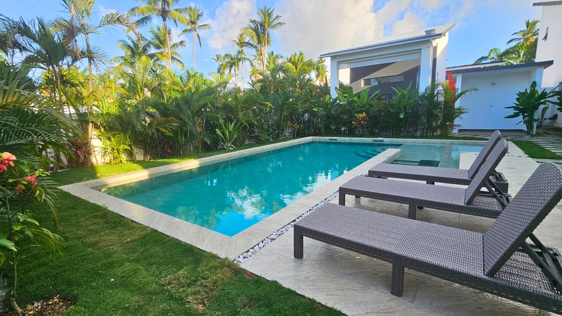 Casa amueblada a estrenar en venta en Las Ballenas, a 150 m de la playa