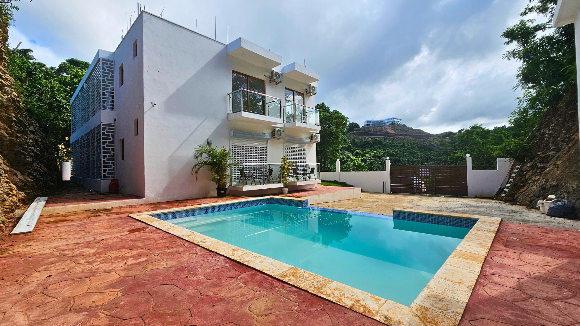 Condominio tranquilo de 2 habitaciones con piscina y vistas a la selva