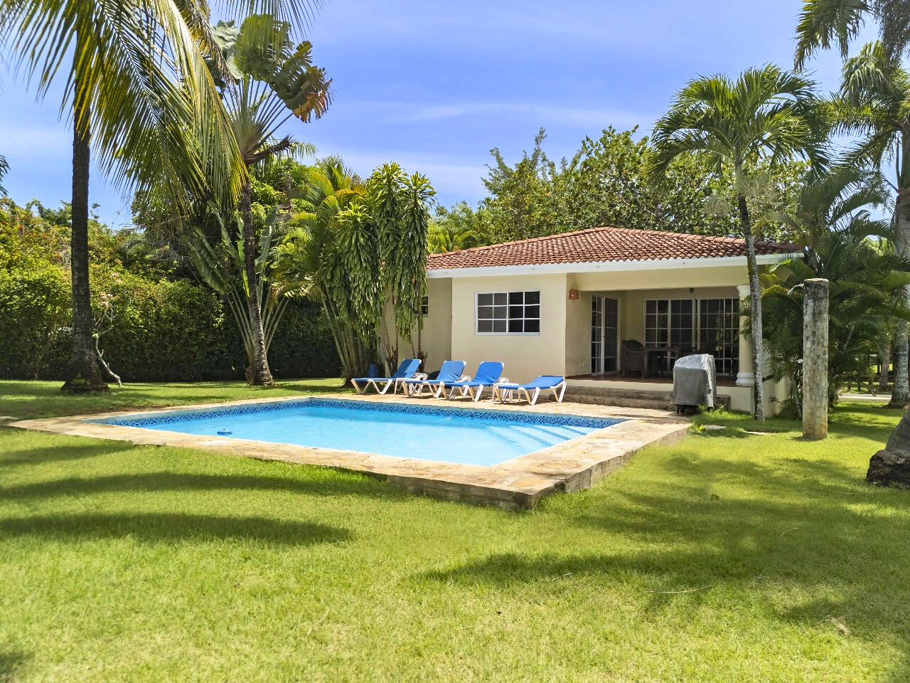 Furnished Villa with Garden and Pool in Hispaniola