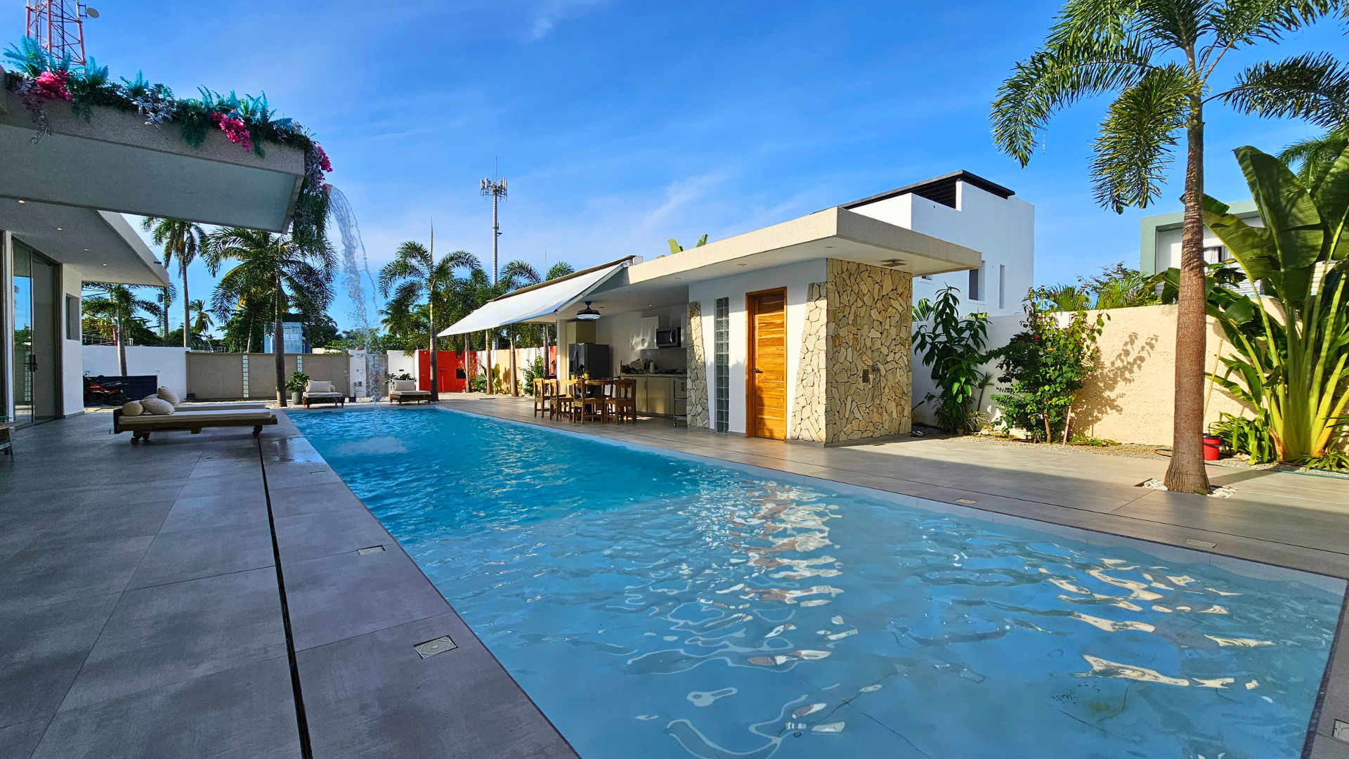 Villa moderna de 4 dormitorios a pasos de la playa Las Ballenas, con piscina y energía solar