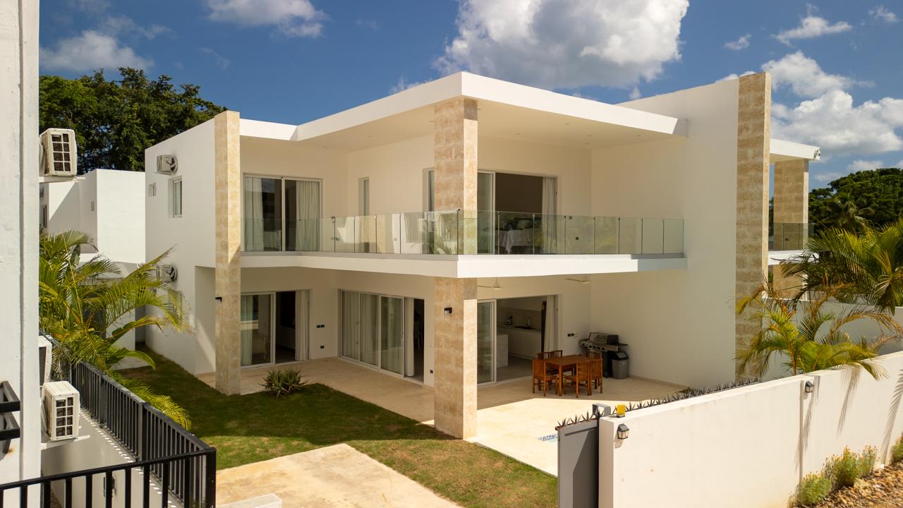 Villa de estilo moderno con jardín y piscina propios