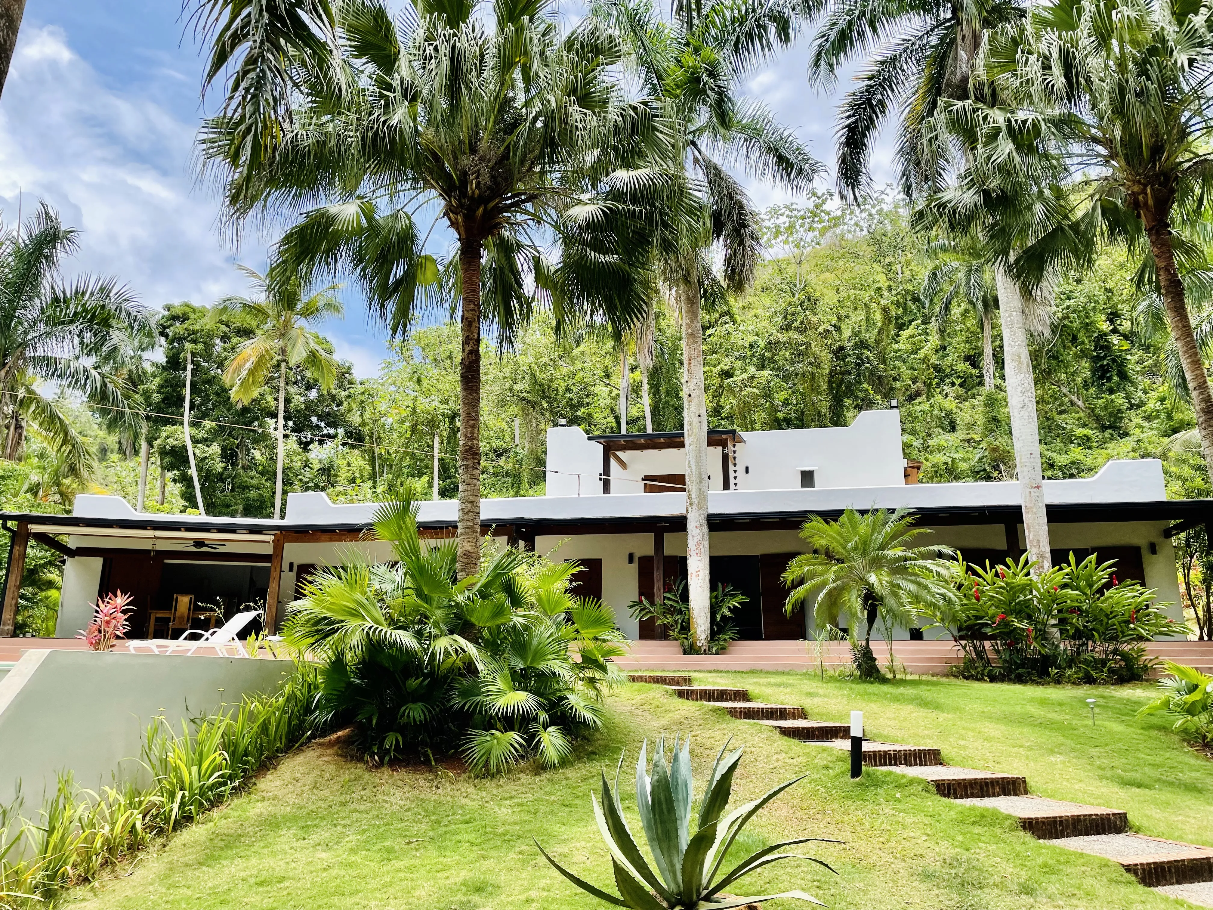 Encantadora casa de estilo mexicano con piscina y exuberantes jardines cerca de Playa Cosón