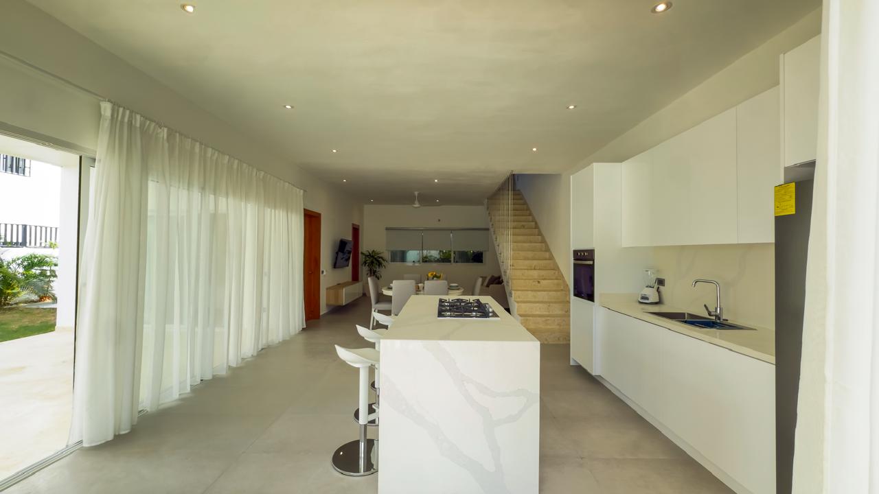 Villa de estilo moderno con jardín y piscina propios