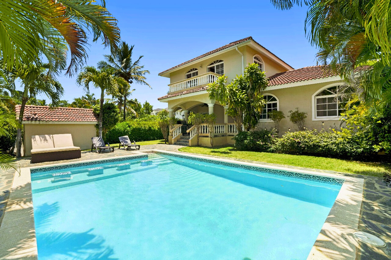 Modern 3-Bedroom Family Villa with Pool & Spacious Lot