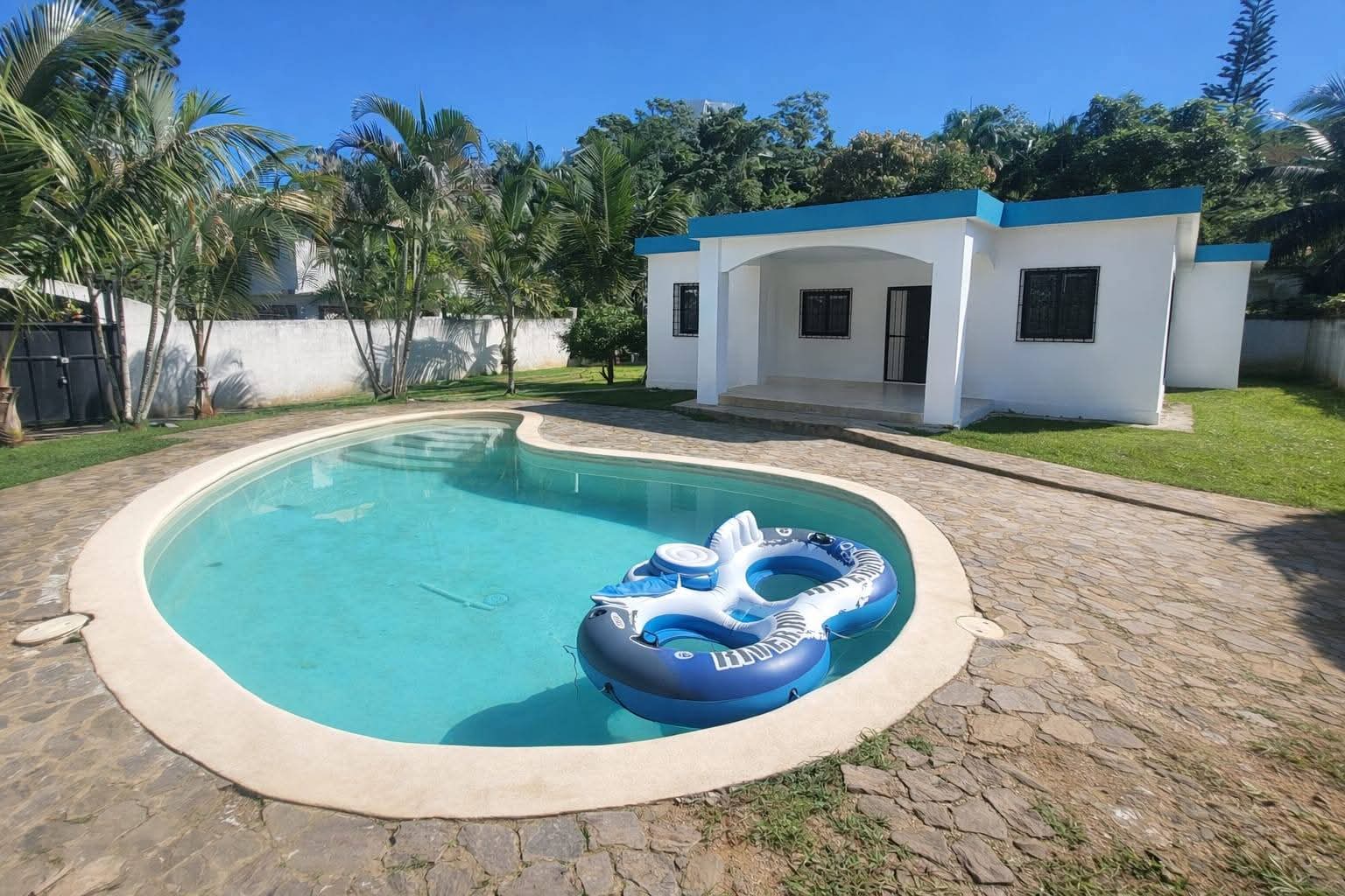 Villa lumineuse de 2 chambres avec piscine privée sur un vaste terrain de 600 m² près de Playa Bonita