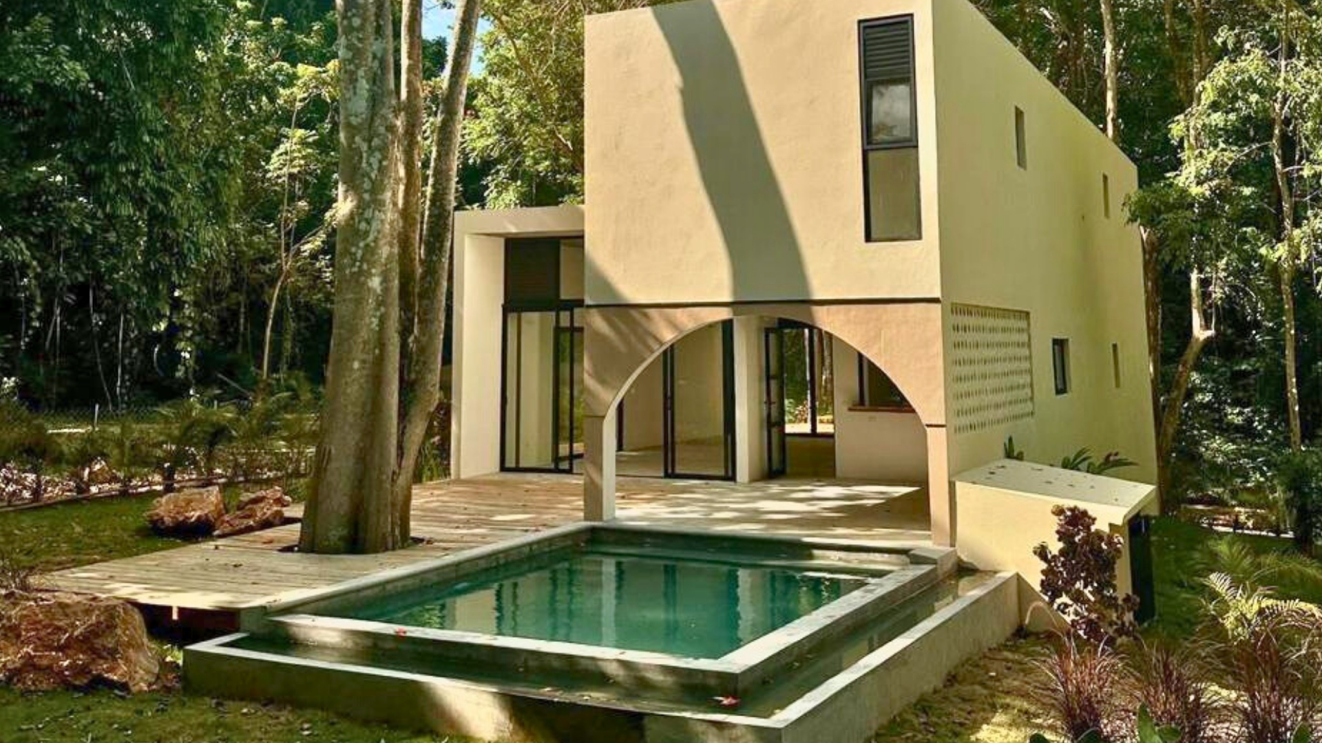 Elegante villa tropical rodeada de árboles, cerca de Playa Punta Popy