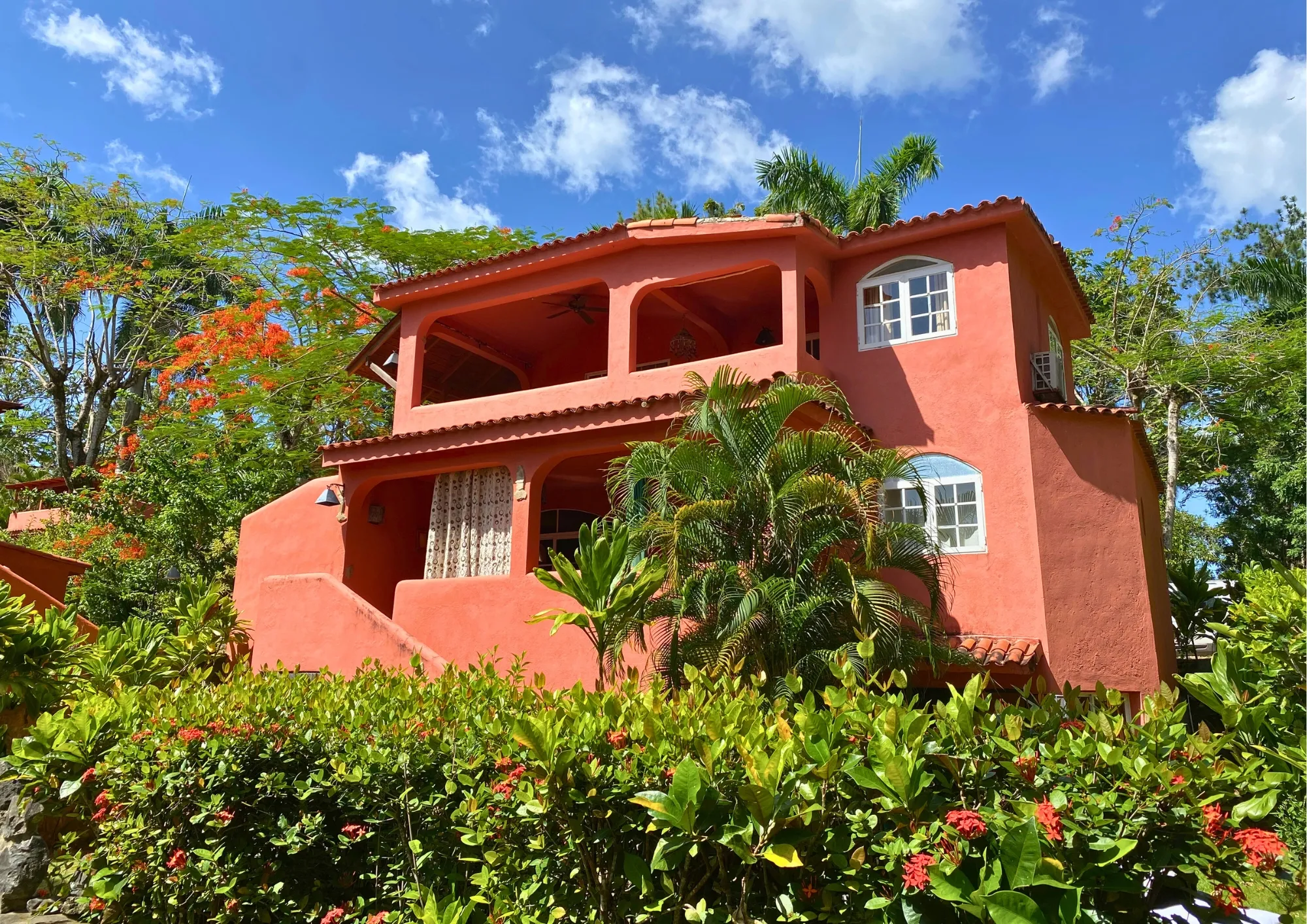 Condominio de estilo caribeño de 1 dormitorio en una encantadora residencia con jardín tropical