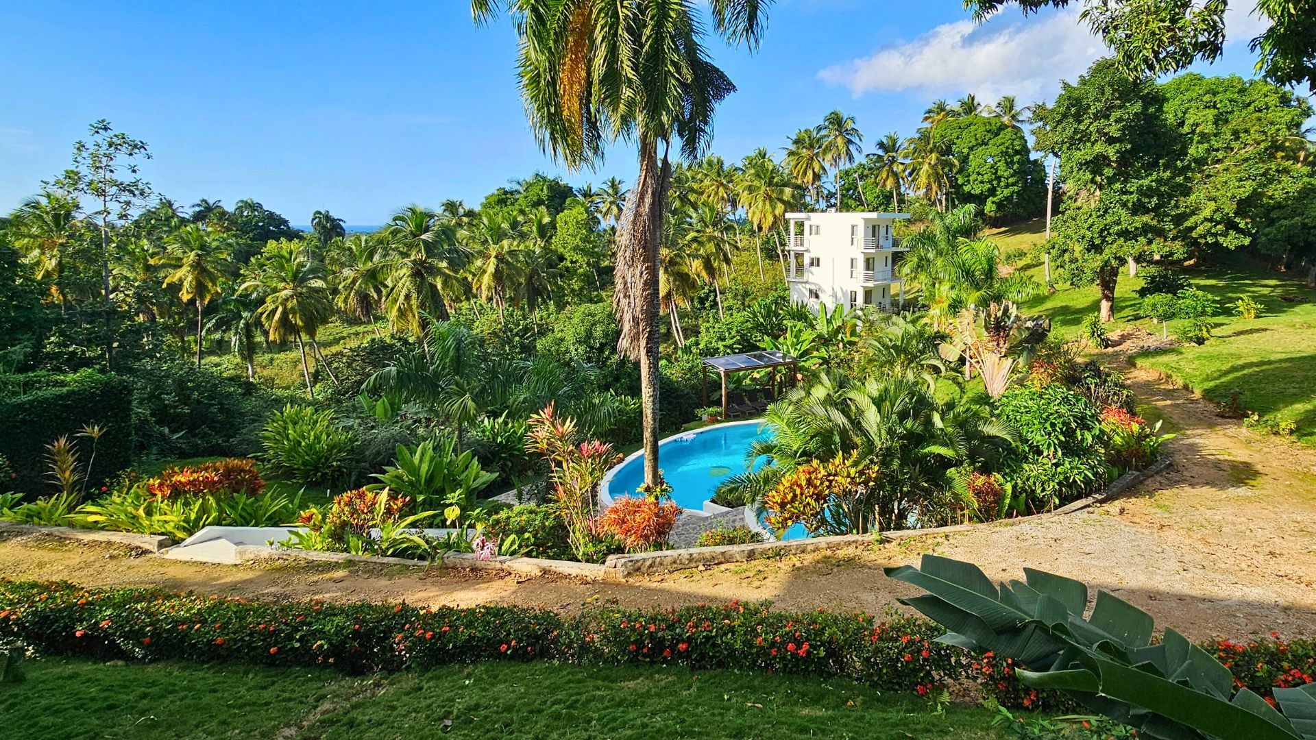 Villa tropical moderna con impresionantes vistas a la selva y al océano