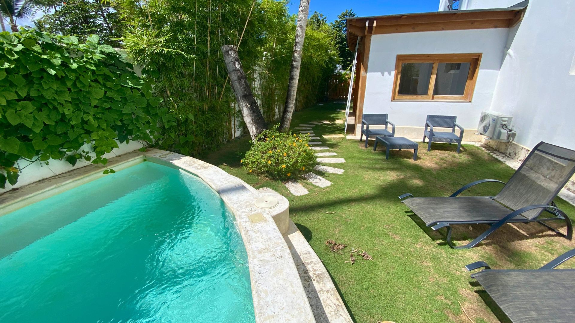 Elegante condominio de un dormitorio con piscina privada y jardín cerca de Playa Popy