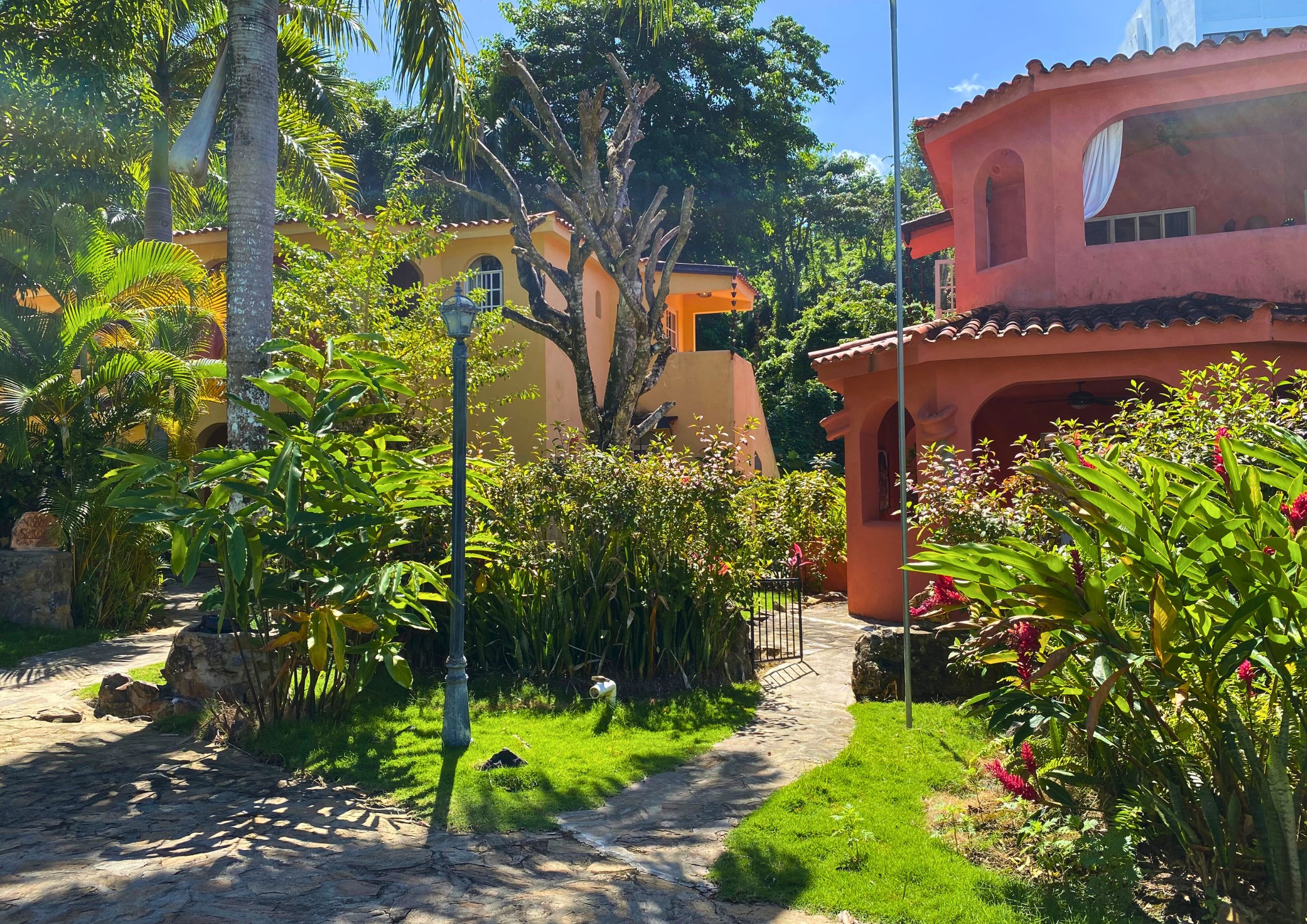 Apartamento caribeño de 1 habitación con amplia terraza en una residencia tropical cerca de Bonita