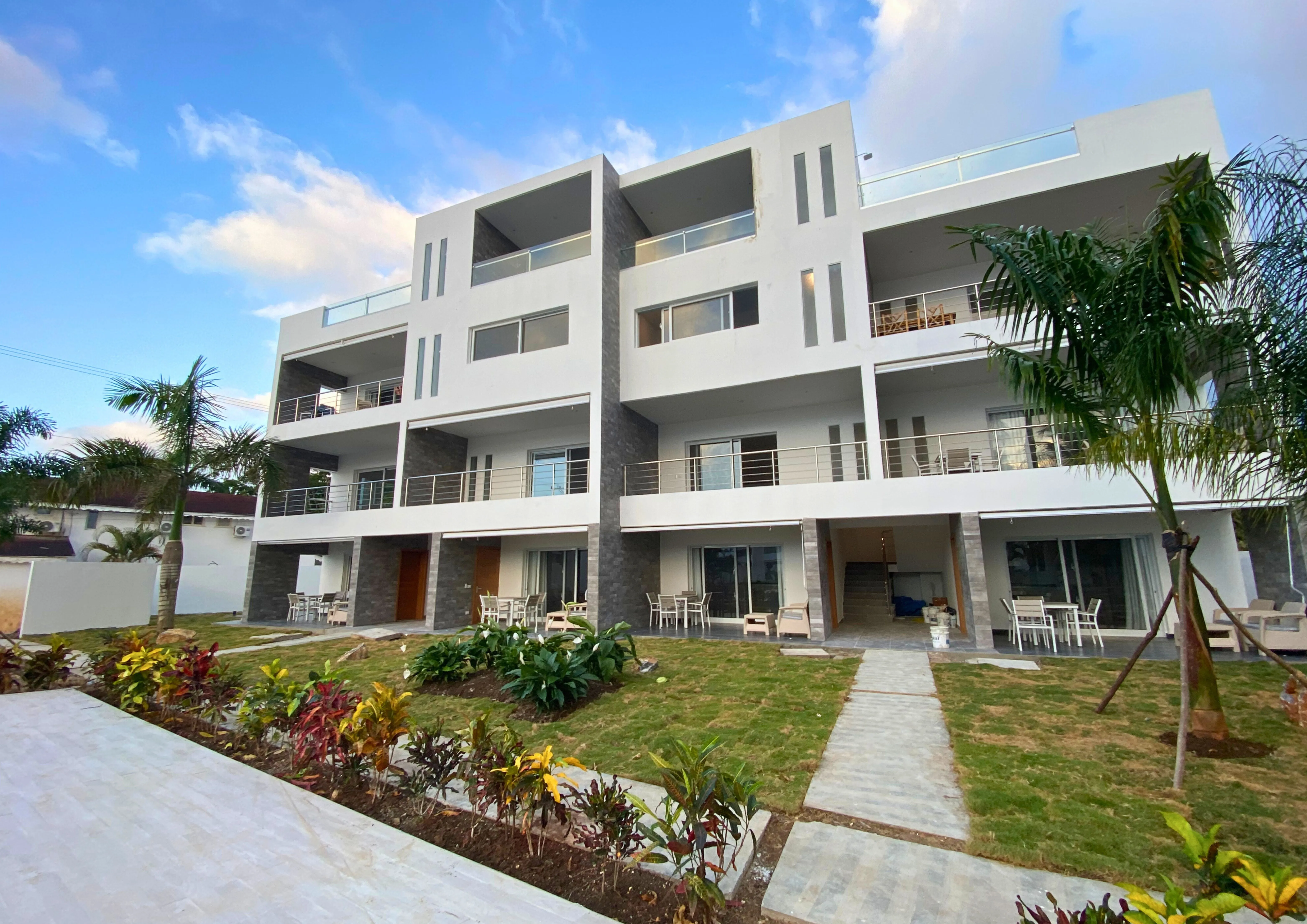 Amplio apartamento de 2 habitaciones exento de impuestos, con jardín exclusivo en Punta Popy