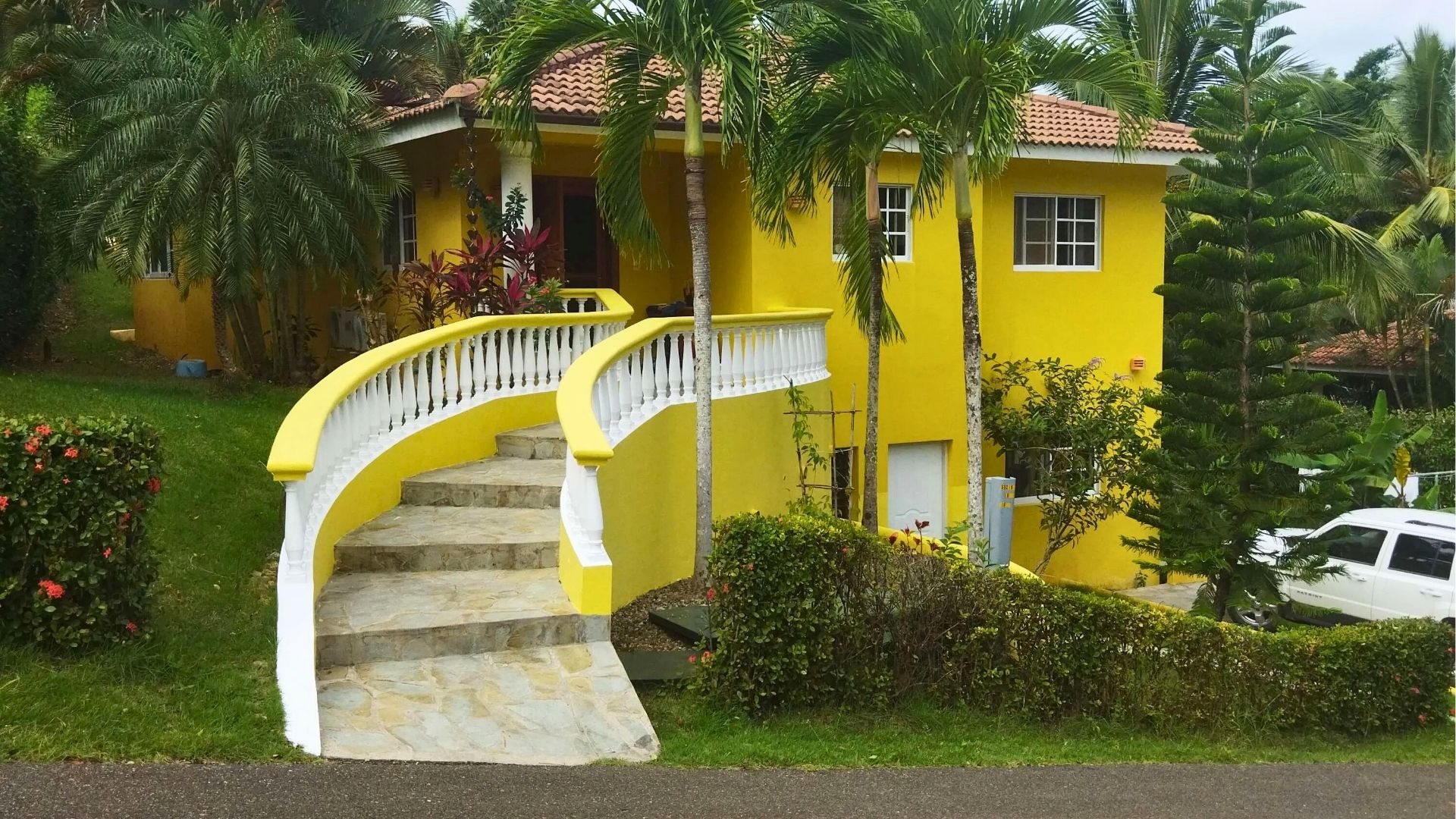 Colibrí-Style Villa with Guest Apartment, Pool & Tropical Gardens