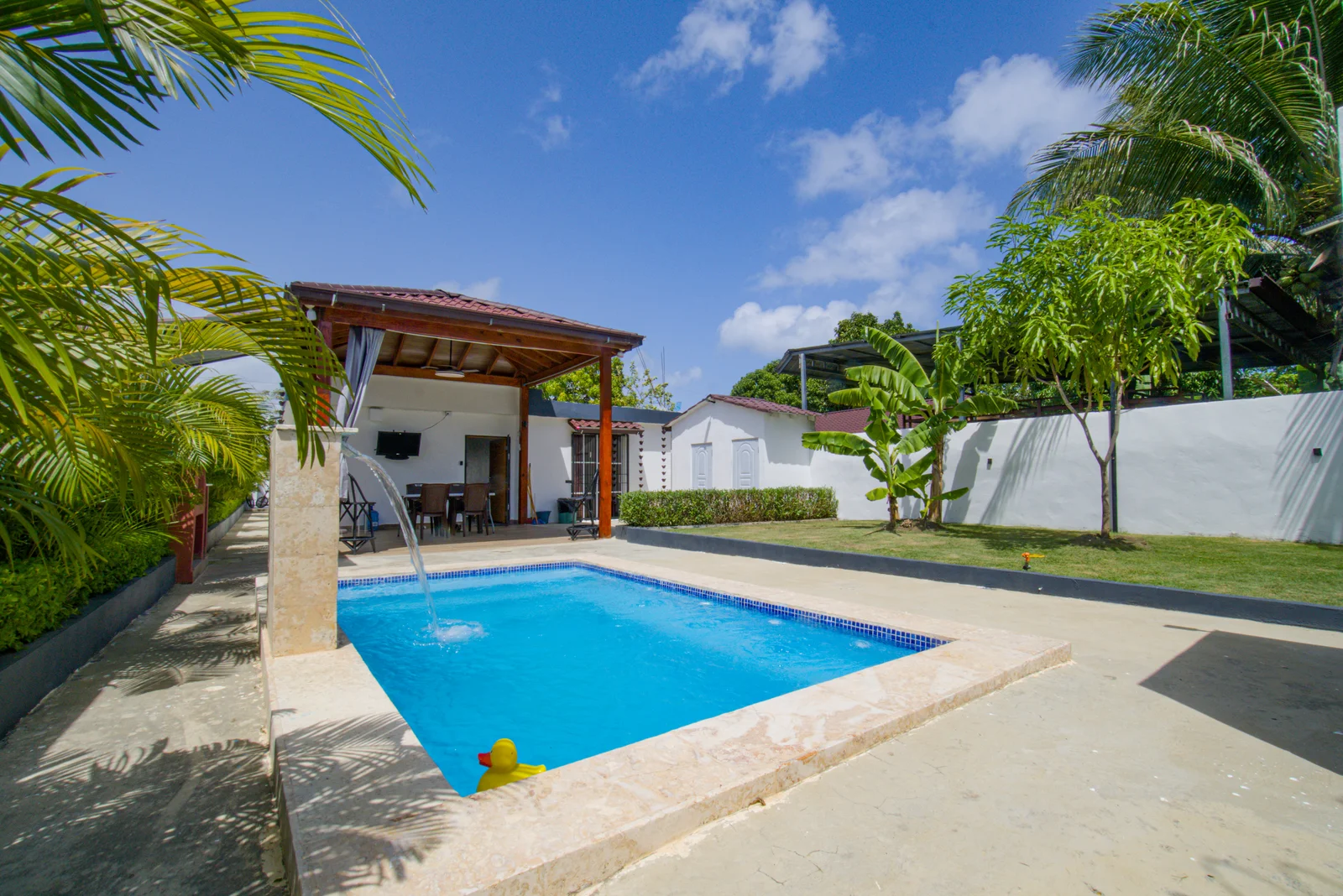 Villa con piscina privada y sin cuotas de HOA en Playa Laguna