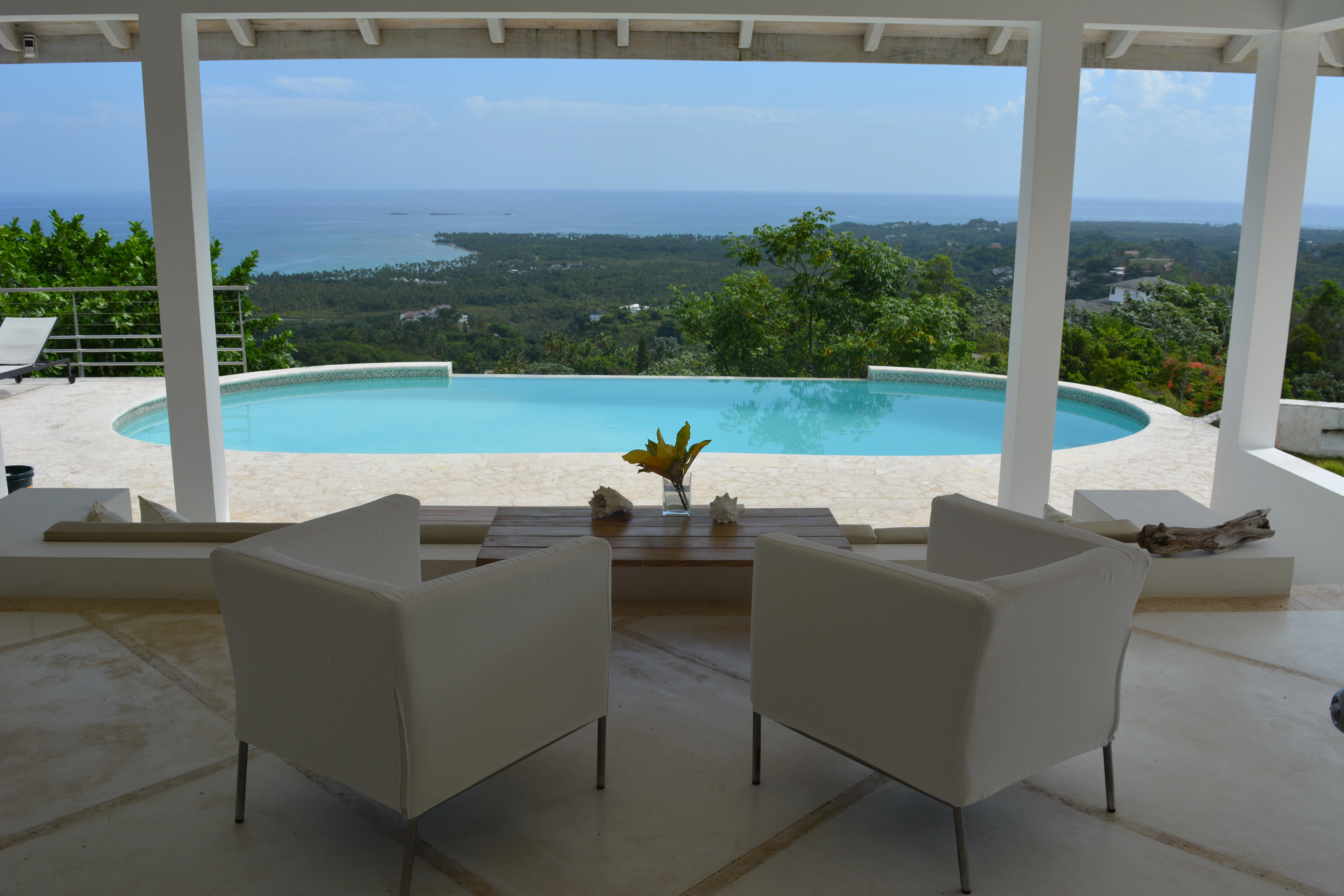 Lujosa villa con vistas al mar, dos casas de huéspedes y piscina infinita