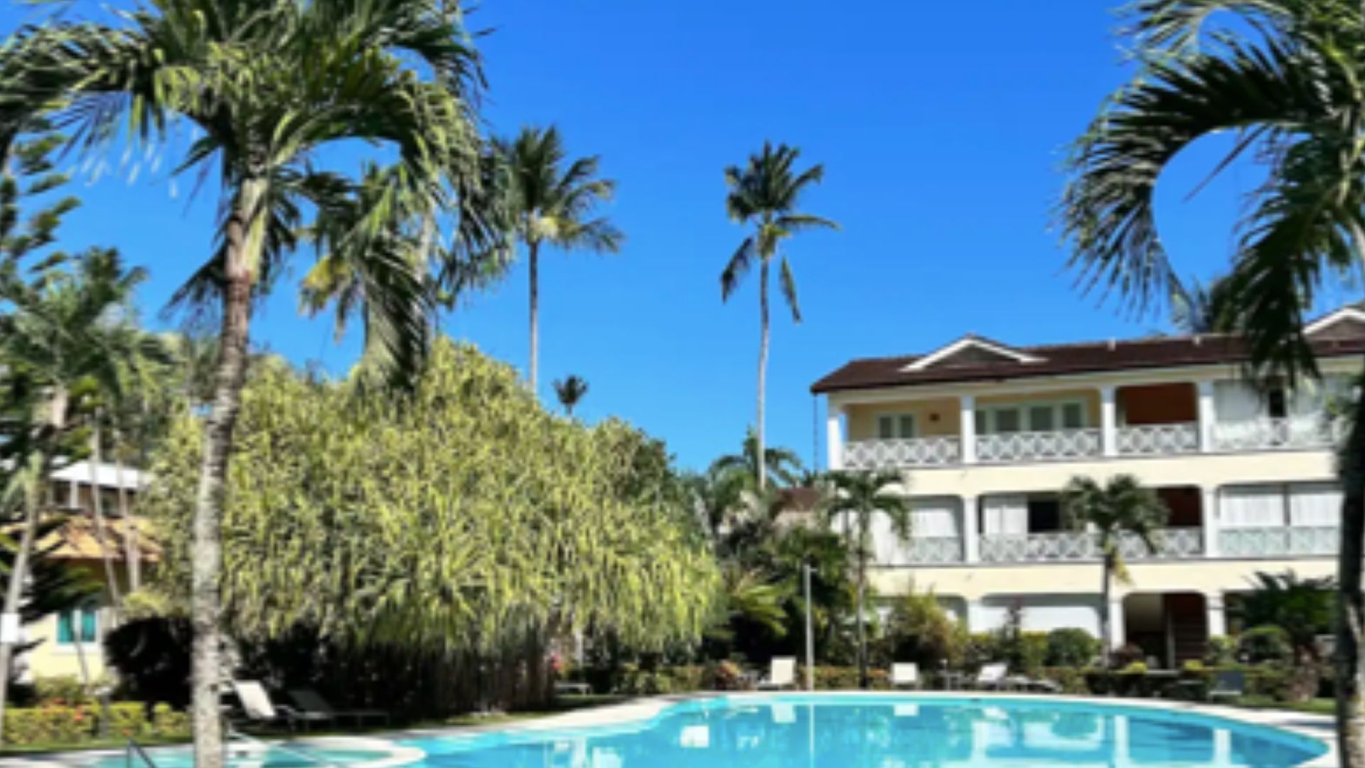 One-Bedroom Beachfront Apartment with Pool & Fiber Wi-Fi