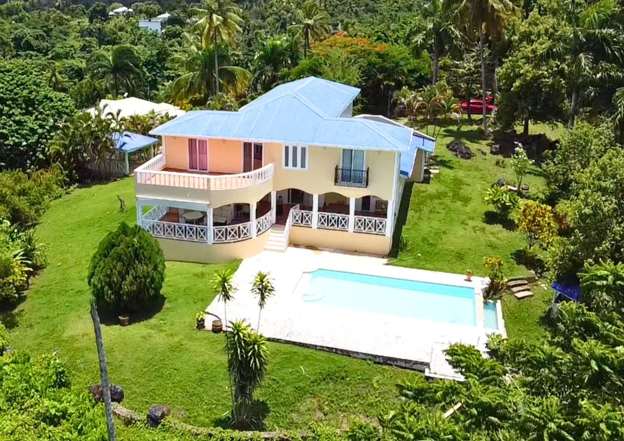 Mountain family home with ocean view in Limon