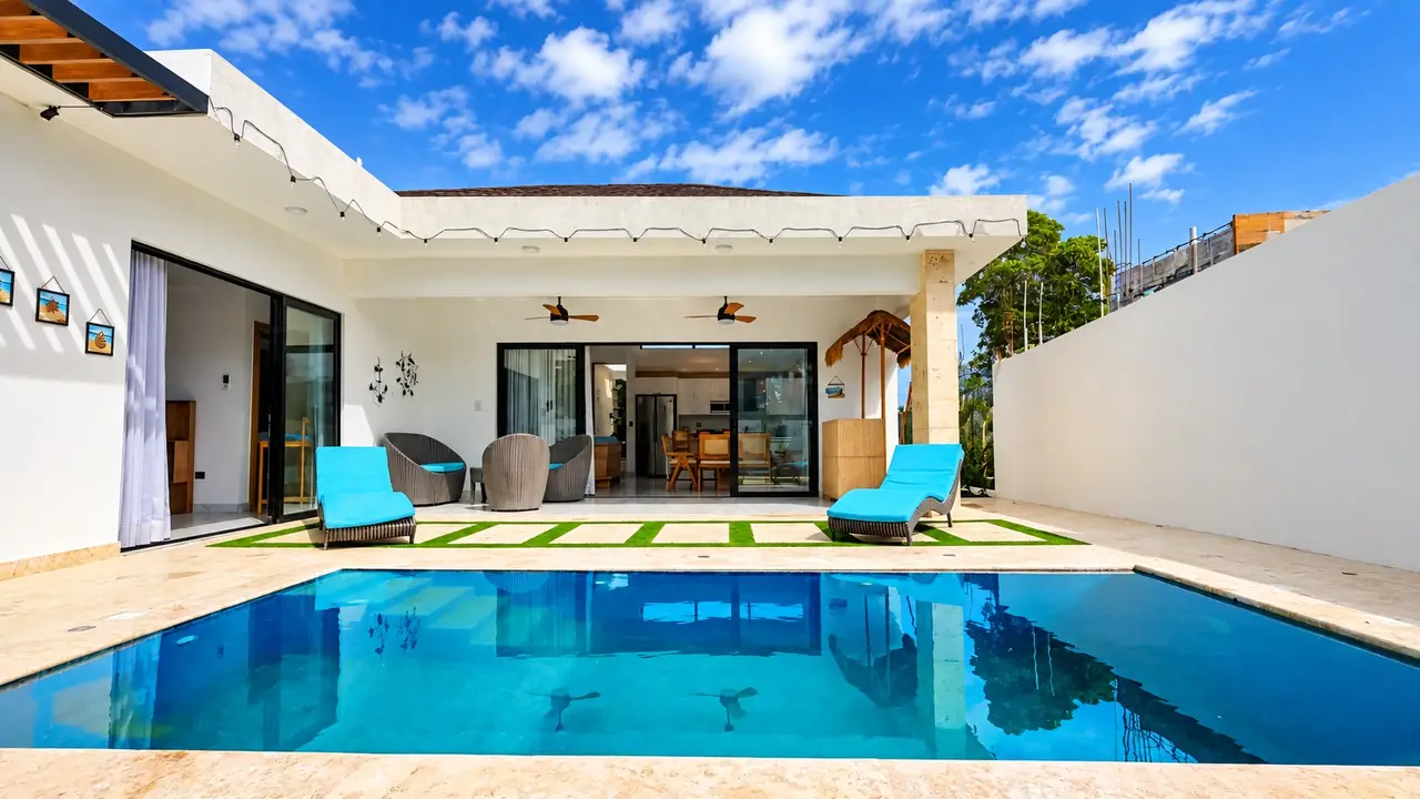 Modern Villa for Sale with High Ceilings and Private Pool