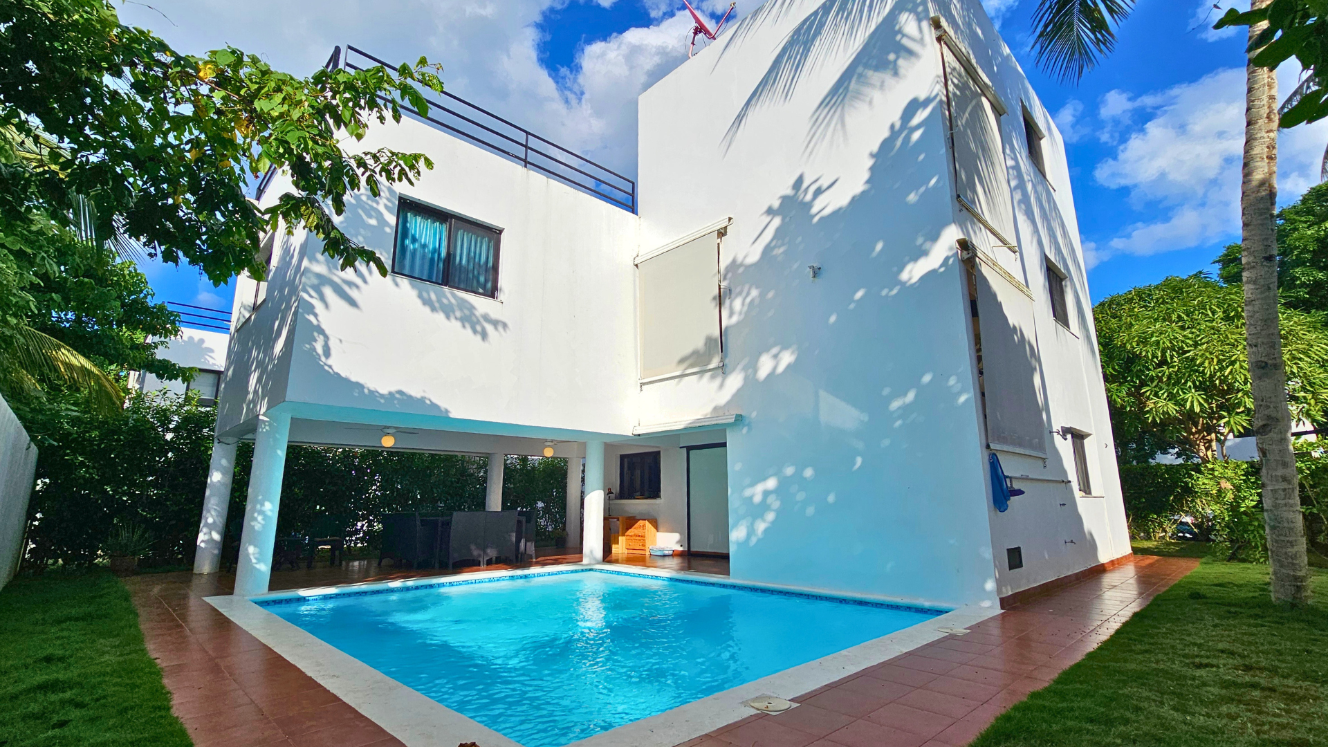 Acogedora villa de 4 dormitorios con piscina cerca de Playa Ballenas, un hogar familiar tranquilo