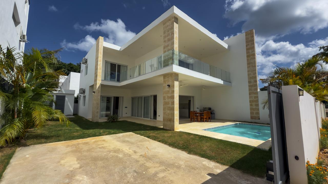 Villa de estilo moderno con jardín y piscina propios