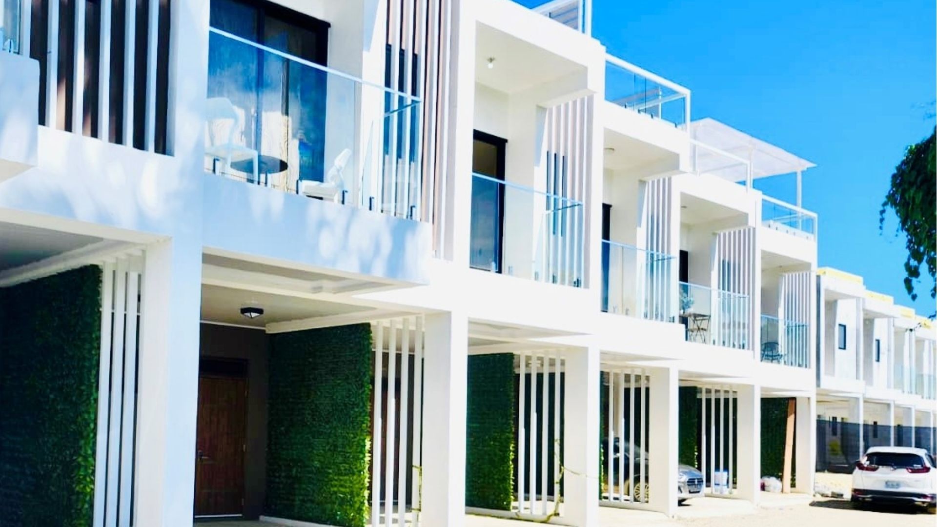 Vue sur le toit et piscine privée à Perla Marina