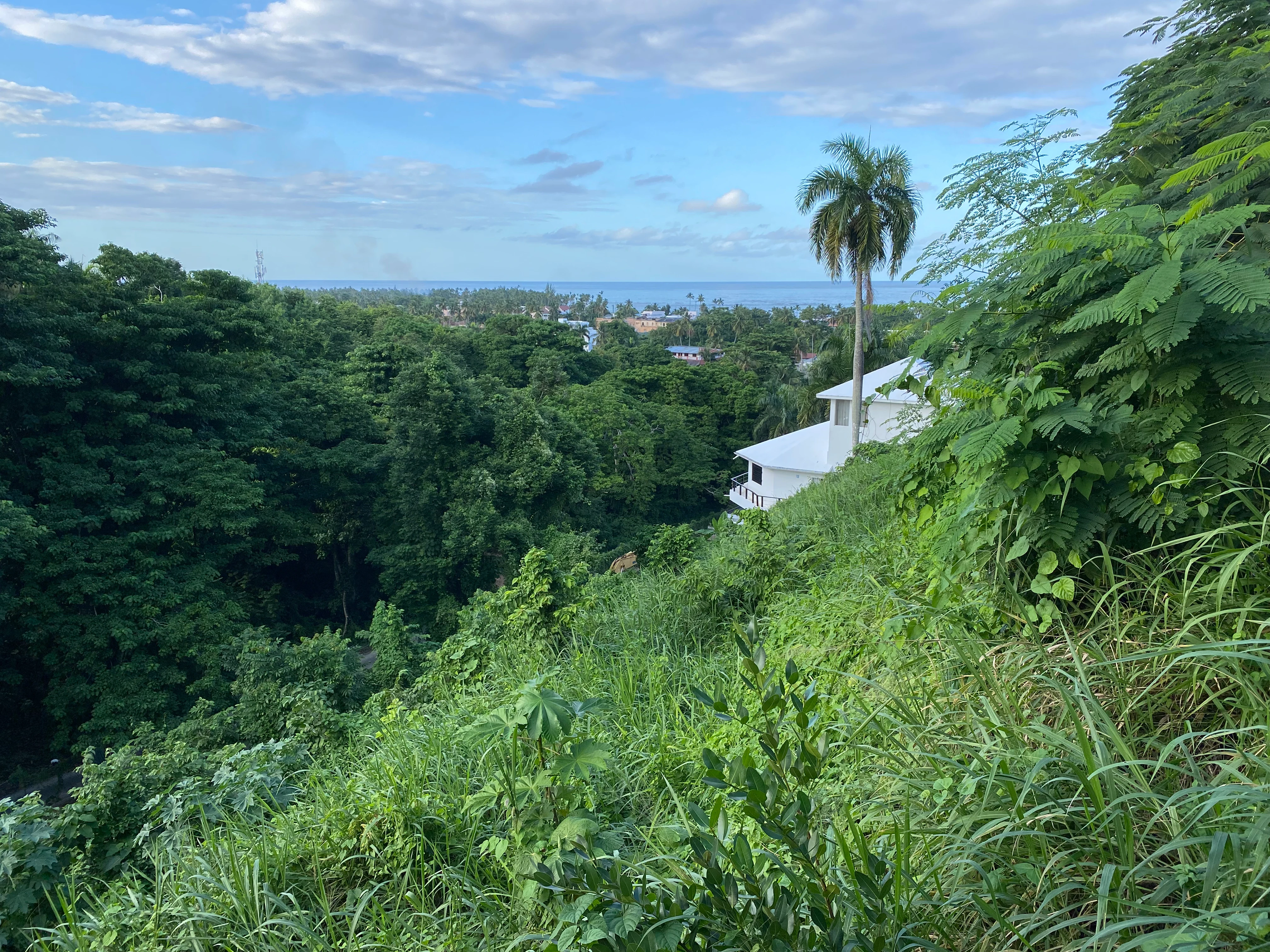 Terreno con vistas al mar en una comunidad cerrada cerca de todo