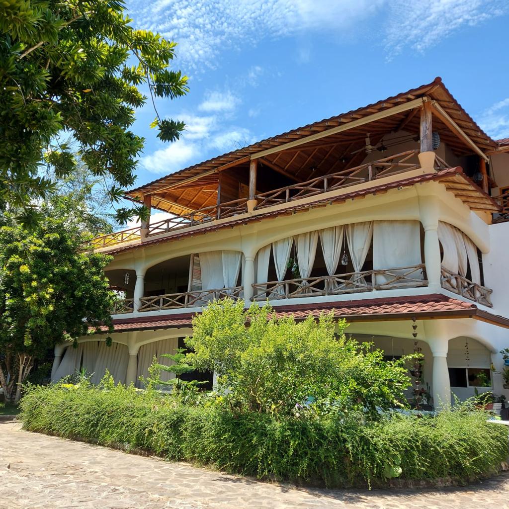 Condominio soleado de 2 dormitorios en la tercera línea de playa de Las Ballenas