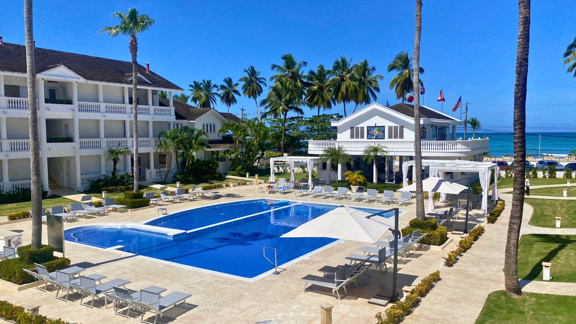 Condominio céntrico frente al mar con excelentes amenidades para vivir o invertir