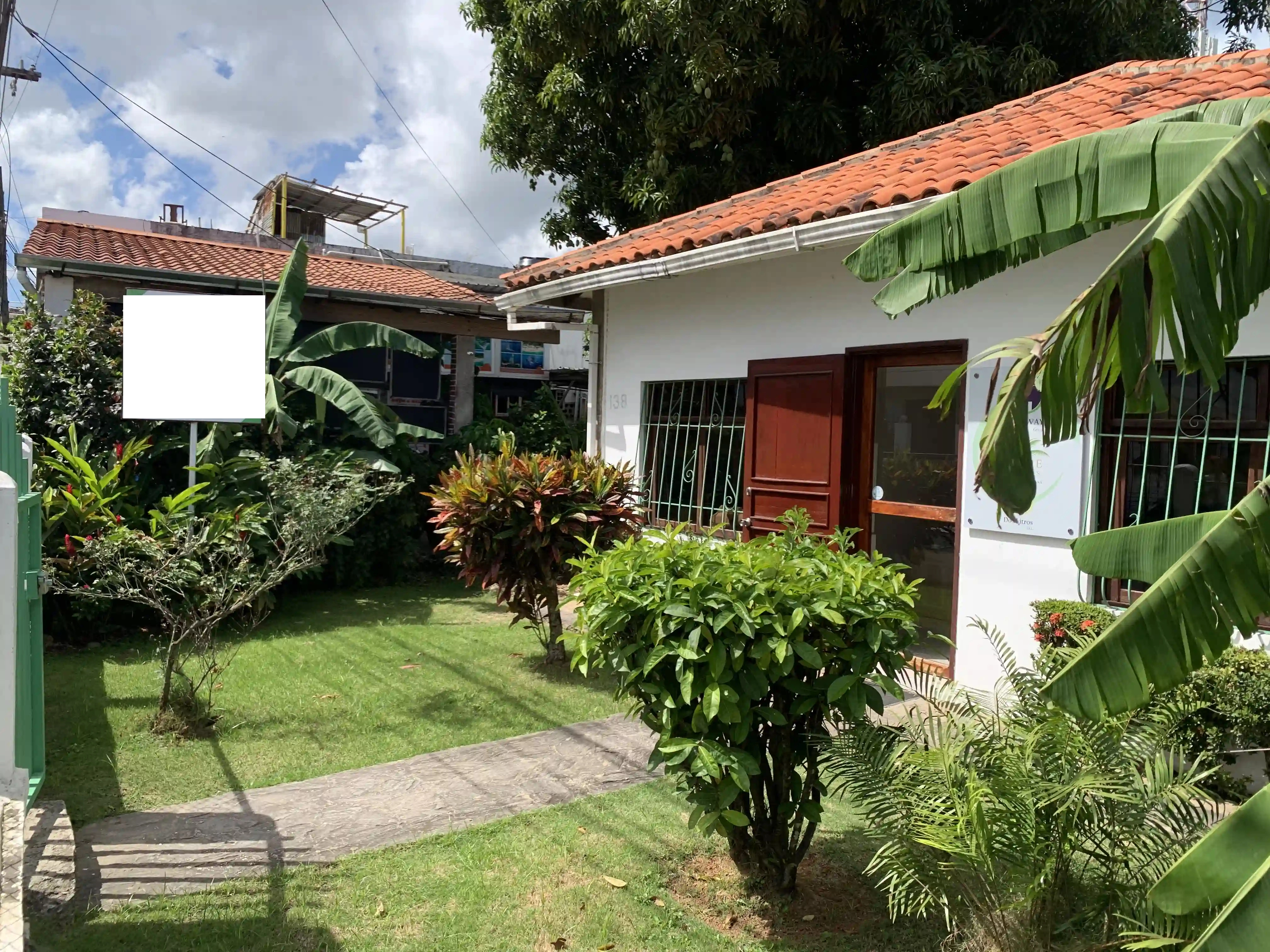 Oficinas en la carretera principal con estacionamiento privado