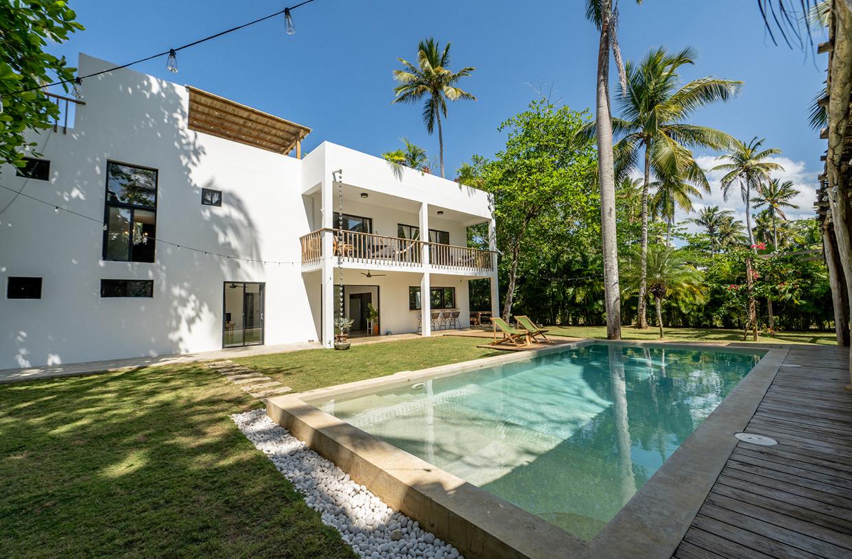 Villa de 5 habitaciones con diseño único en la segunda línea de Playa Bonita y gran potencial