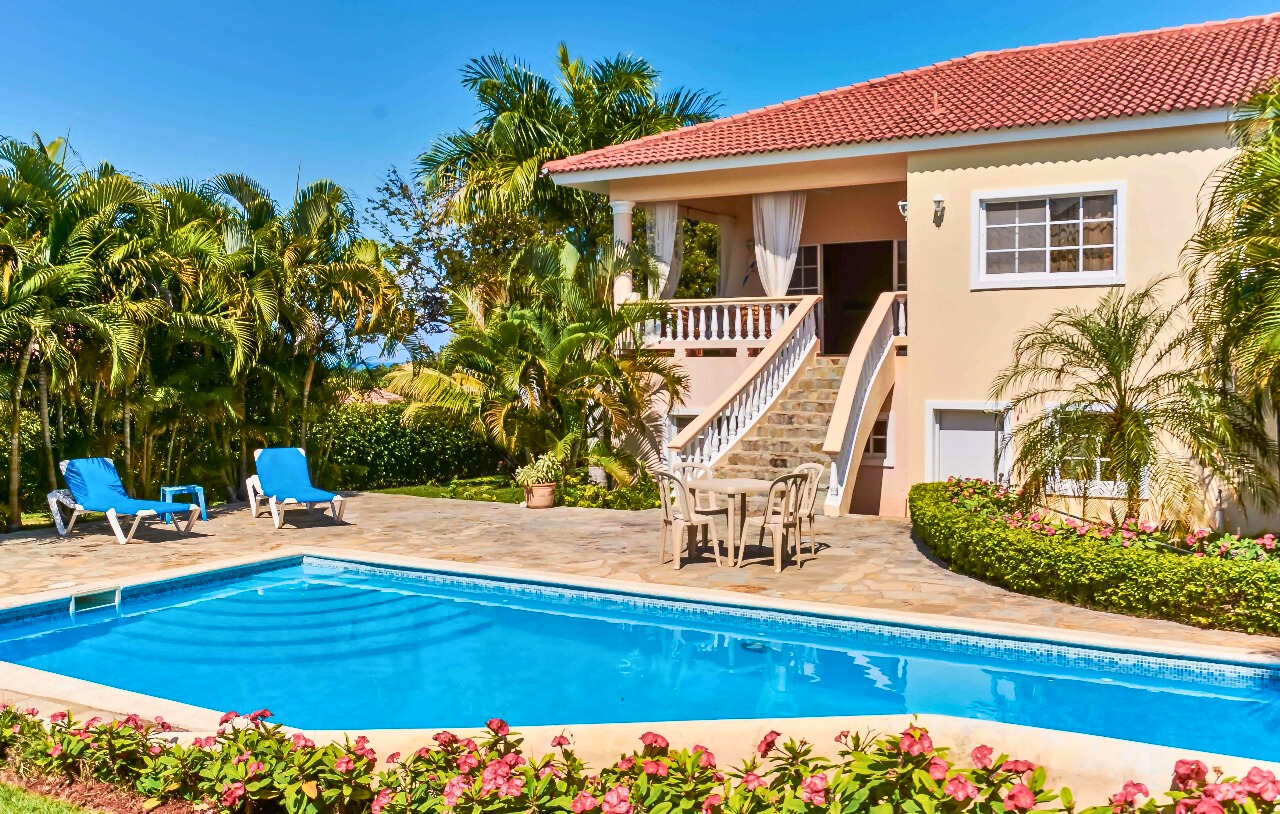Spacious 4 Bedroom Villa with Guest Apartment & Pool