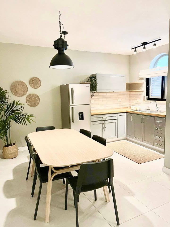 Condo entièrement rénové au rez-de-chaussée à Encuentro, prêt à emménager et meublé par un designer