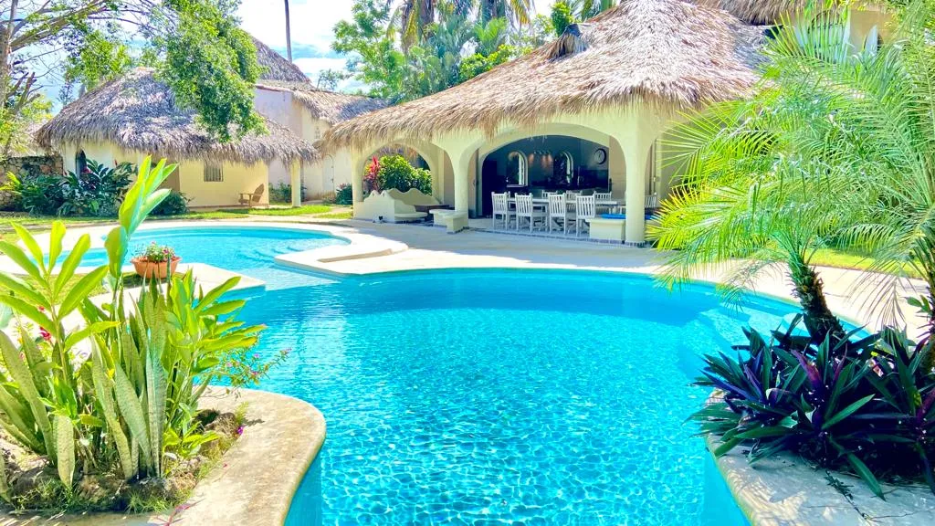 Amplia villa de 4 dormitorios con piscina privada cerca de Playa Las Ballenas