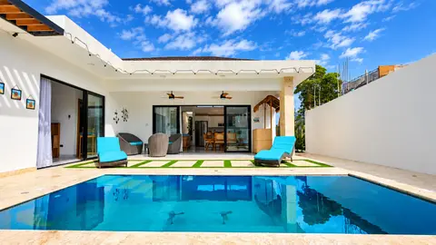 Modern Villa for Sale with High Ceilings and Private Pool 2