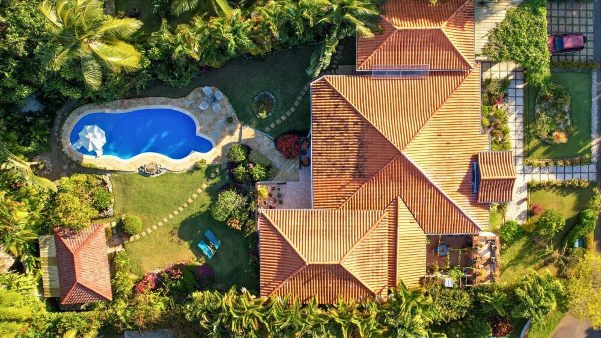 Elegancia tropical con vistas al jardín y casa de huéspedes